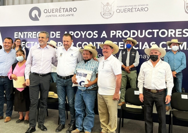 Asiste Efraín Muñoz a la entrega de apoyos a productores agrícolas