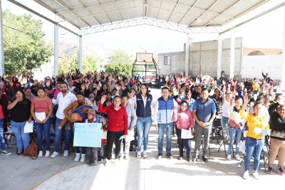 Mujeres reciben la Tarjeta Contigo