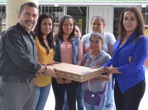 Entrega Hugo Cabrera equipo de cómputo para escuela de Vizarrón