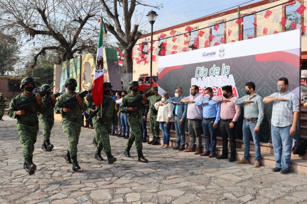 En Landa celebran el Día de la Bandera de México