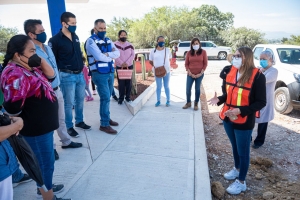 Lupita Pérez Montes gestiona rehabilitación de calle en Bernal.