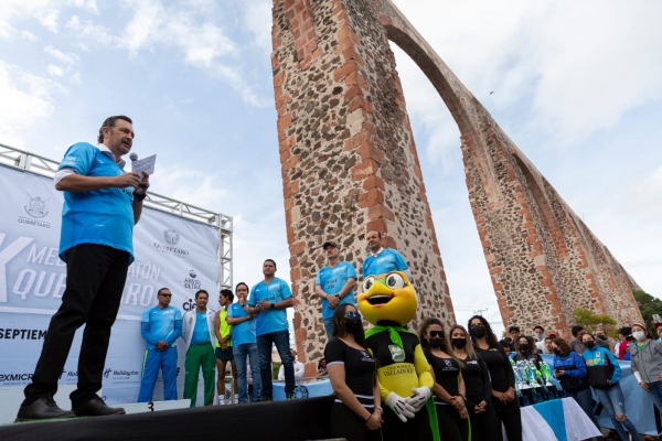 Reconoce Gobernador a participantes de los 21k Media Maratón