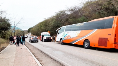 Derrapa autobús y se queda embancado