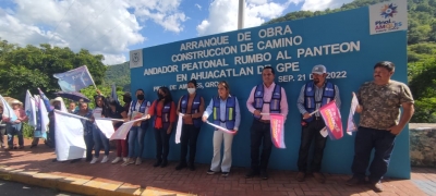 En Ahuacatlán de Guadalupe Lupita Ramírez Plaza pone en marcha construcción del andador peatonal rumbo al panteón