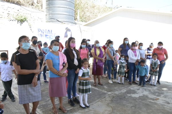 Lupita Ramírez hizo entrega de Obra de Infraestructura Educativa en Adjuntas, Ahuacatlán.