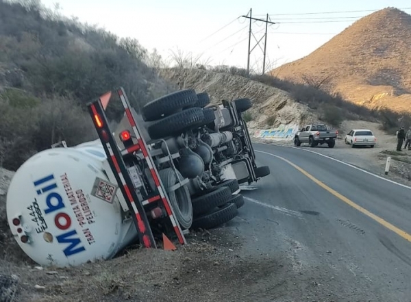  Vuelca pipa de combustible a la altura de Plazuela