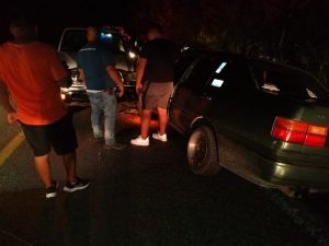 Chocan dos vehículos por invasión de carril en la SJR-Xilitla