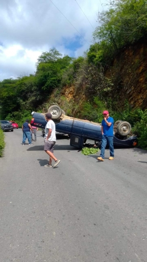 Aparatosa volcadura deja solo daños materiales