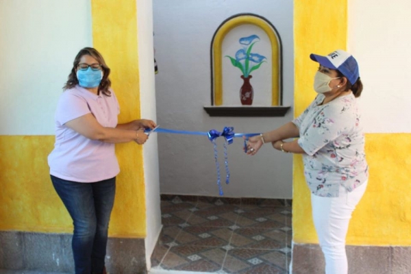 Inaugura Lupita Alcántara dignificación de baños de la presidencia municipal.