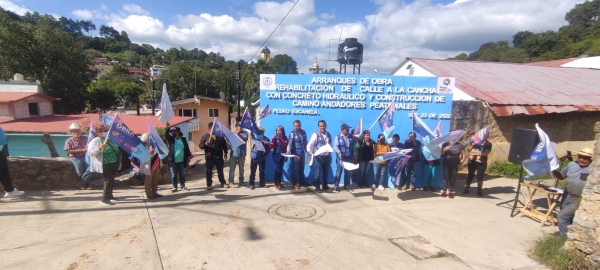 Ing. Iván Zárate Muñoz Puso en marcha la rehabilitación de calle a la cancha y construcción de camino andadores peatonales en San Pedro Escanela