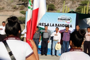 Encabeza Juan Carlos Linares honores a la bandera en EMSAD de Agua Fría