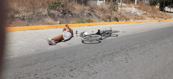 Ciclista sufre caída al convulsionar en la carretera Jalpan-Río Verde