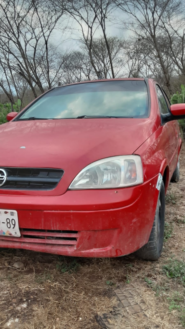 Remolcan a vehículo abandonado al corralón