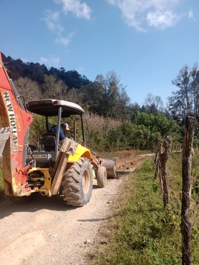 Rehabilitan caminos rurales en Landa