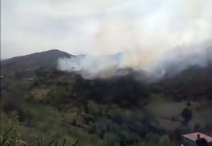 #Urgente | Fuerte incendio arrasa con dos casas en Durazno de San Francisco, Pinal de Amoles.