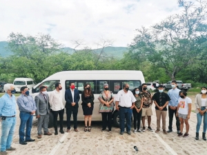 Equipan laboratorio y entregan camioneta en UAQ Campus Concá