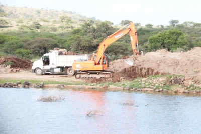 Supervisan Avance de Desazolve de Bordos en Peñamiller