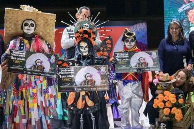 Familias sanjuanenses disfrutan espectáculos del Festival de Día de Muertos en plaza Independencia