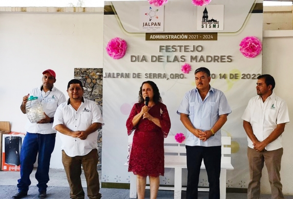 El STSMJ rindió homenaje a las mamás que trabajan para el municipio.