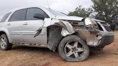 Abandonan camioneta accidentada en la carretera SJR-Xilitla