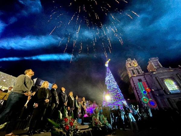 Toño Mejía lira, realizó el encendido del Arbol de los Deseos en Tequisquiapan