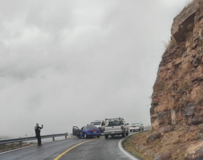 Invade carril provocando un choque en carretera SJR-Xilitla