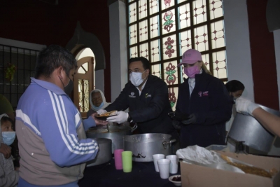 Celebran Luis Nava y Arahí Domínguez la navidad con los usuarios del Albergue Yimpathí