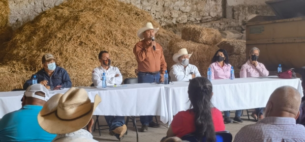 Payín Muñoz sostiene encuentro con ganaderos