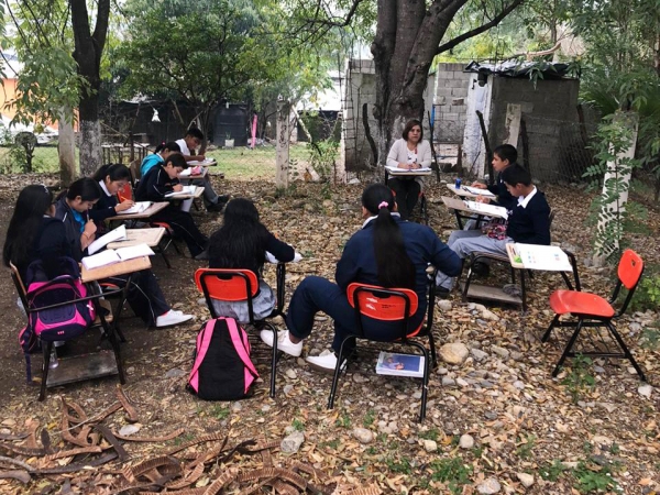 Reciben jovencitos clases al aire libre