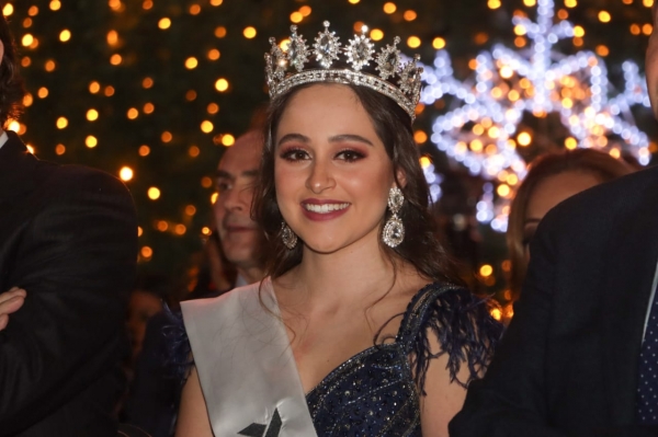 Coronan a Claudia l, Reina de la Navidad queretana