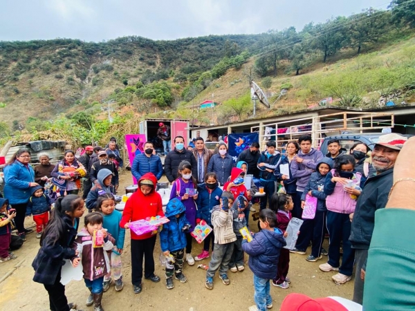 Siguen llegando los Reyes Magos a los lugares más lejanos del municipio de Pinal de Amoles.