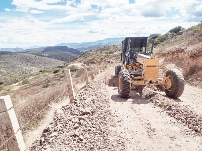 Continúan mejorando caminos