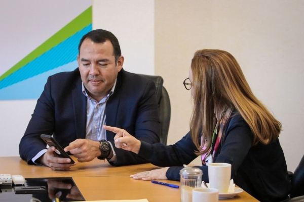 Firma Roberto Cabrera convenio con IVEQ