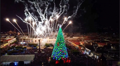 Ante 12 mil personas, encienden mega pino navideño en San Juan del Río