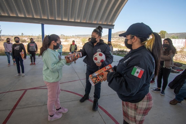 Policía de El Marqués realiza cambio de juguetes bélicos por didácticos