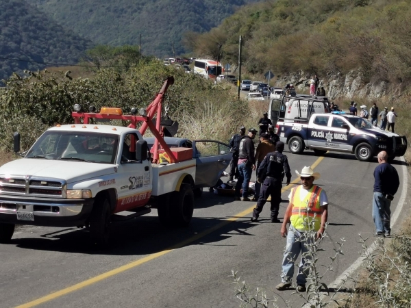 Muere turista en volcadura