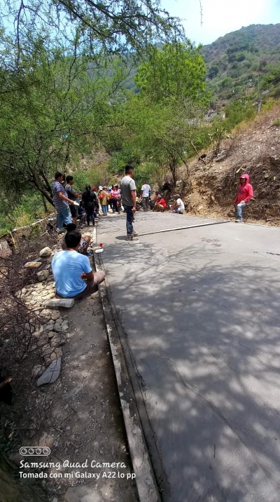 Vecinos de Rio Escanela mejoran su camino