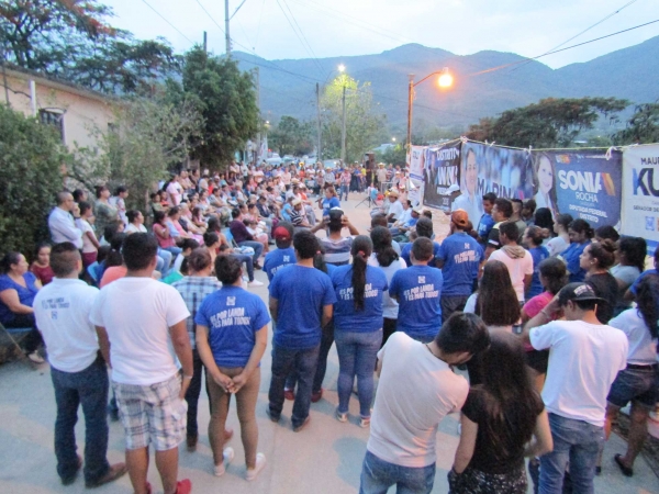 Arropan a Marina Ponce en los Barrios de Landa