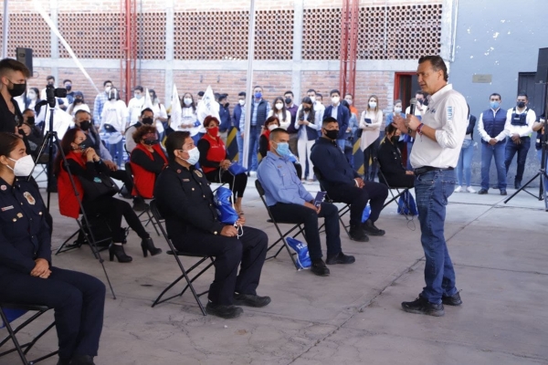 El candidato por la gubernatura de Querétaro Mauricio Kuri se reúne con el H. Cuerpo de Bomberos de San Juan del Río.