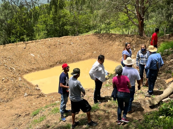 Reafirma Lupita Ramírez compromiso con el campo pinalense; construye dos bordos con geomembrana en Huilotla.