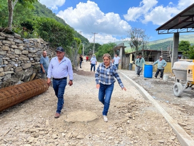 Supervisa Lupita Ramírez avances de obra en Huilotla