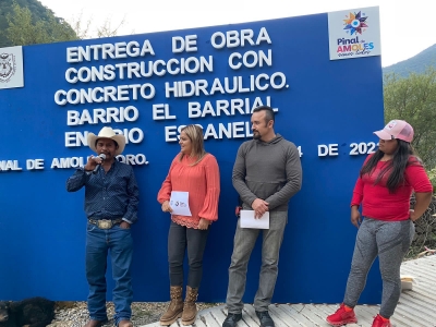 Entrega Lupita Ramírez rampa de concreto en Río Escanela