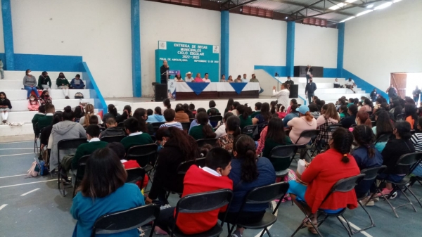 Lupita Ramírez Plaza Entrega becas municipales a 258 alumnos