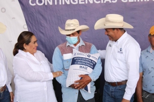 Productores del campo de Tolimán reciben apoyos para siembra de maiz por parte de SEDEA