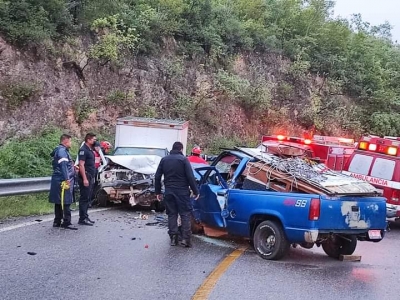 Deja un choque frontal en la SJR-Xilitla dos personas heridas 