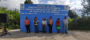 Lupita Ramírez Plaza Entrega obra de construcción de revestimiento en camino de acceso de Coatlán de los Ángeles