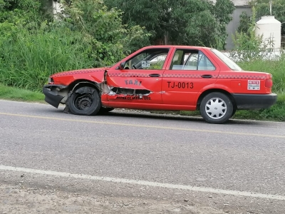 Choca contra taxi y se va del lugar