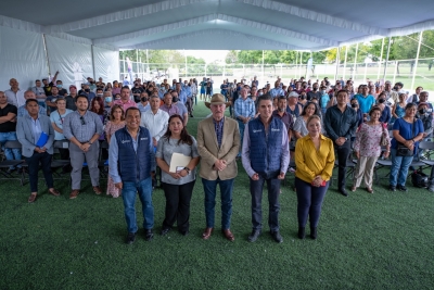 Enrique Vega Carriles encabeza entrega de contratos individuales de agua potable a vecinos de El Mirador y Residencial del Parque