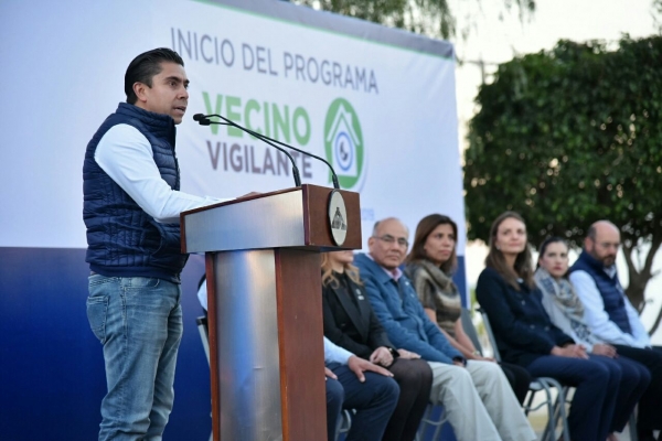 Vecino vigilante es cuidarnos entre vecinos, no podemos seguir sin saber cómo se llama el vecino, a qué se dedica, este programa da buen resultado, a través de chats vamos a estar conectados, y que sepan quién es su comandante para que cuando tengan alguna emergencia puedan llamarle directamente”, indicó el alcalde quien dijo que en el 089 se pueden realizar denuncias anónimas.  