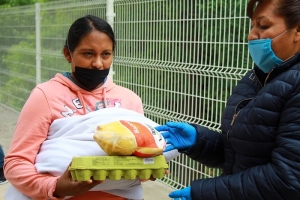 Continúa la entrega de apoyos alimentarios a comunidades más alejadas del municipio